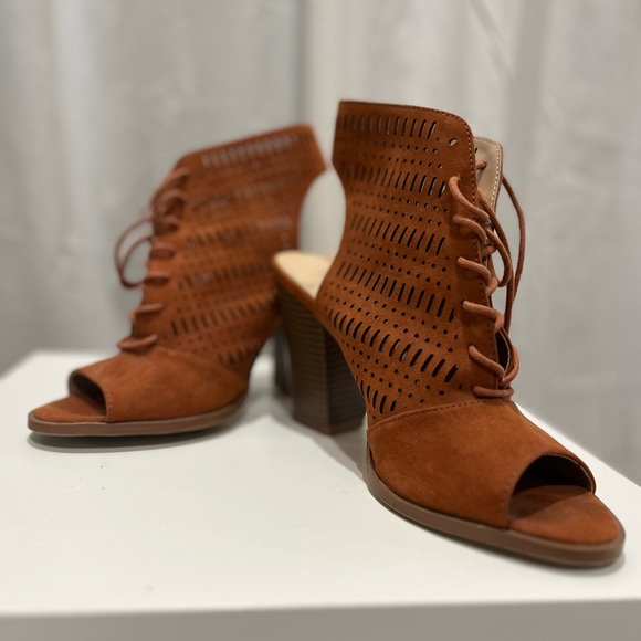 RESTRICTED brand opened toed heels 7.5 - Picture 4 of 4